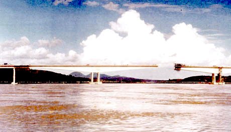 Ponte sobre o Rio Doce - Balan�os Sucessivos - Fase Construtiva